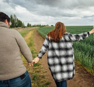 files/148267176-los-jovenes-amantes-caminan-cerca-del-campo-de-trigo-temprano-abraza-y-diviertete_564e805b-b639-4ec9-8953-0311895c0a4b.jpg